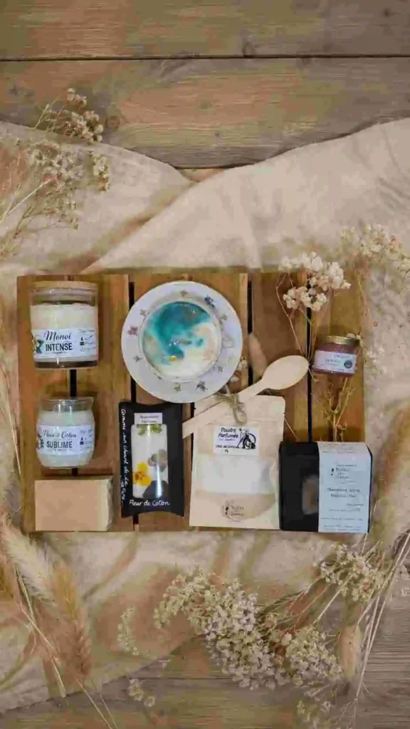 Sélection de produits artisanaux Bulles des Champs comprenant des bougies parfumées, du savon artisanal, du shampoing solide, une suspension parfumée pour armoire, une poudre parfumée pour aspirateur, une baume à lèvres. Le tout dans un univers naturel.