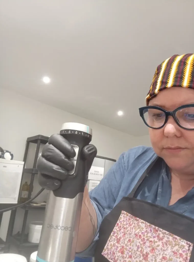 Stéphanie, savonnière artisanale de Bulles des Champs, dans son atelier.